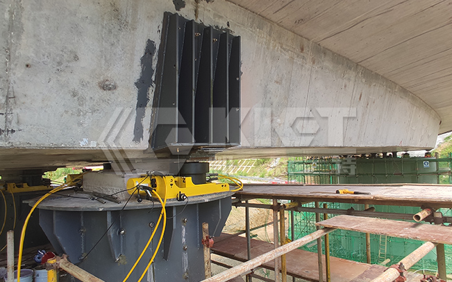 高铁维修同步顶升更换橡胶支座动画